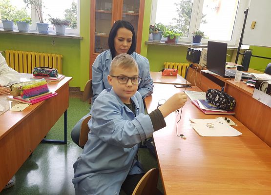 uczeń demonstruje produkty reakcji