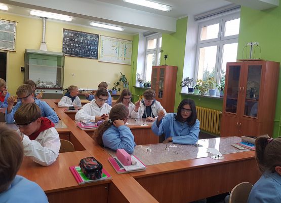 uczniowie pracują w grupach