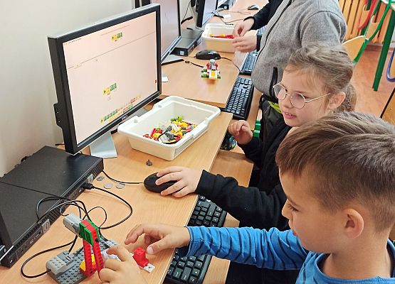 uczniowie programują z klocków Lego