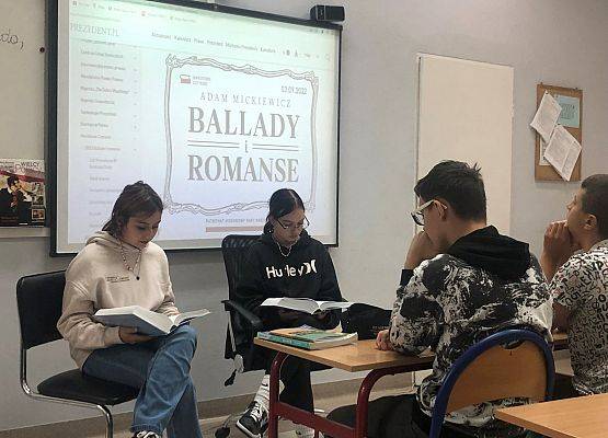 Agatka i Zosia czytają ballady i romanse A. Mickiewicza