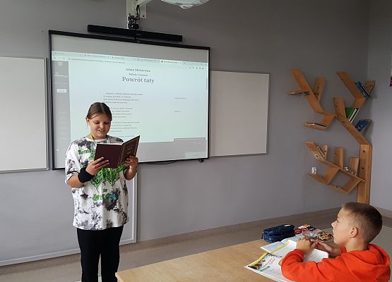 Lena czyta Powrót Taty