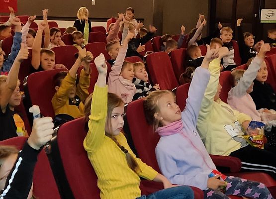 uczniowie klasy 2c podczas pobytu w kinie