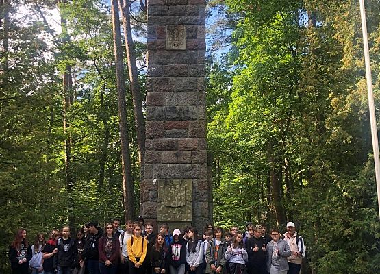 8a i 8c pod pomnikiem