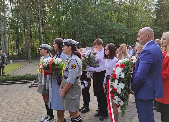 złożenie kwiatów na cmentarzu w Krępie Kaszubskiej