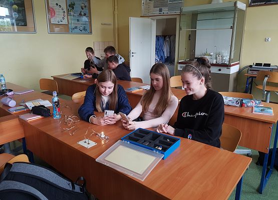 Dziewczynki z 8b dokumentują wykonanie doświadczenia