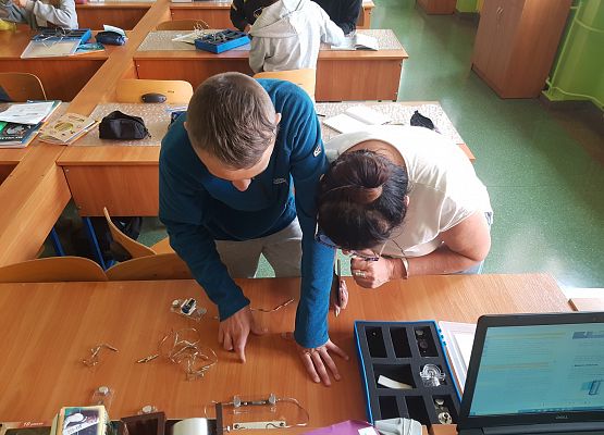 Jędrek buduje obwód elektryczny