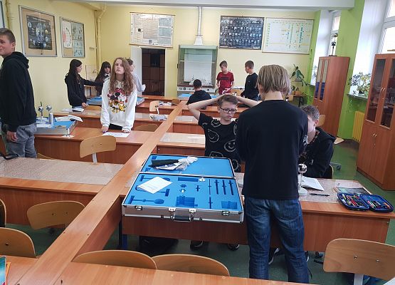 Klasa 8a podczas wykonywania doświadczenia z elektrostatyki