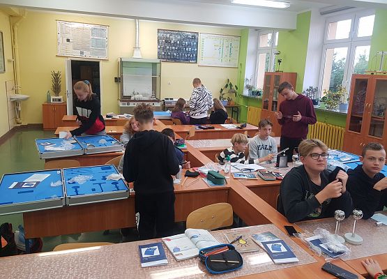 uczniowie klasy 8d wykonują doświadczenie z elektrostatyki