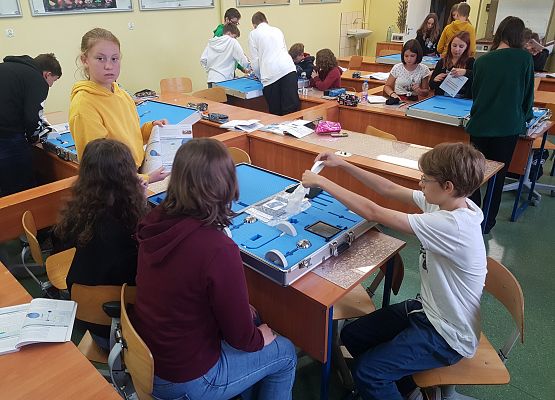 uczniowie przygotowują zestawy do doświadczenia