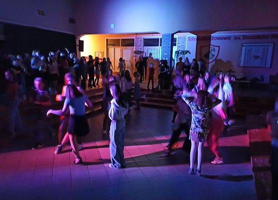 dyskoteka szkolna tańce