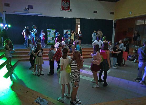 dyskoteka szkolna zabawa z balonami