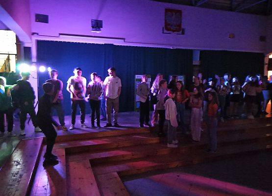 chłopcy na dyskotece