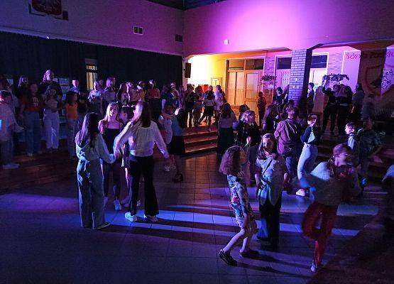tańce na dyskotece