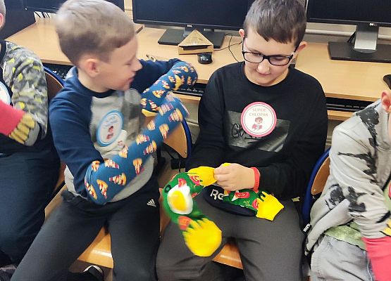 Patryk i Bartek oglądają skarpetki