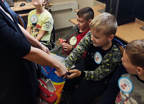 chłopcy losują prezenty