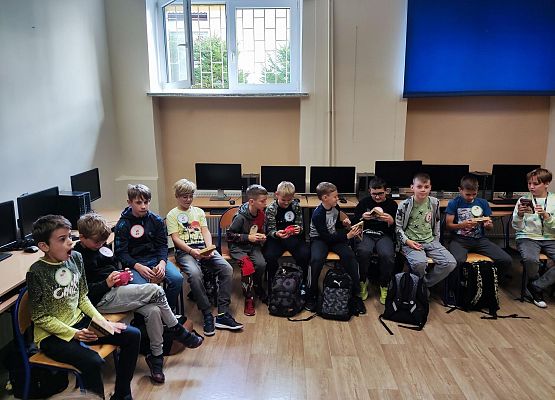 chłopcy oglądają prezenty