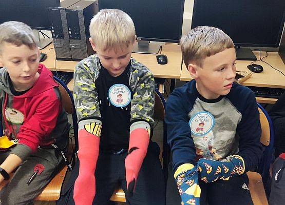 chłopcy ubrali skarpetki na ręce