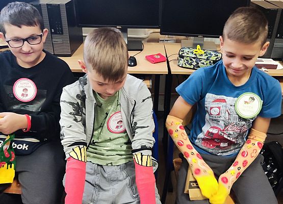 skarpetki na ręce założone