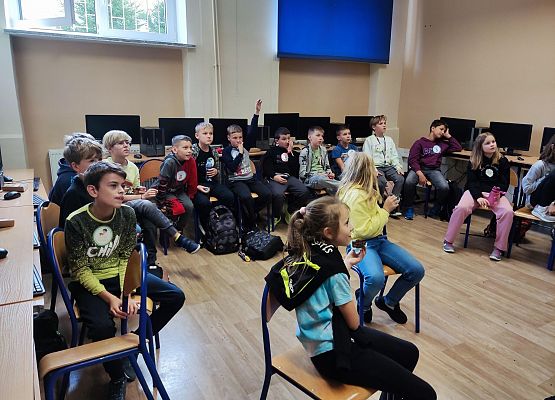 chłopcy biorą udział w quizie