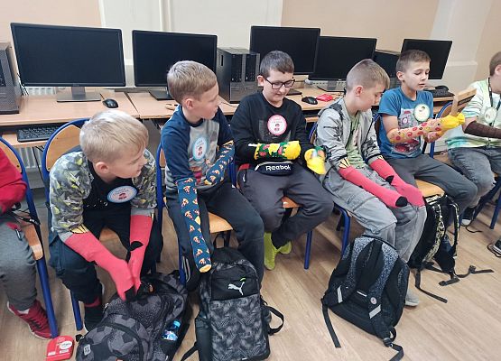 chłopcy z prezentami