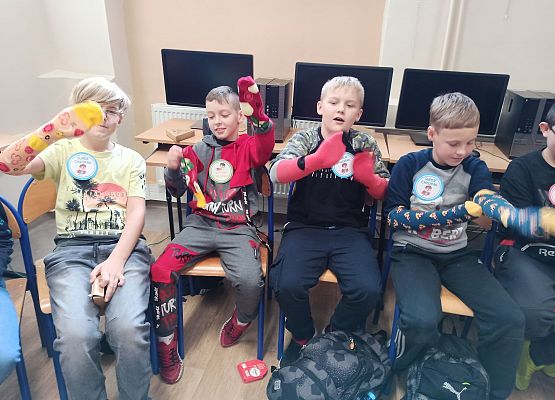 chłopcy machają skarpetkami