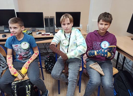 chłopcy ubierają skarpetki na ręce