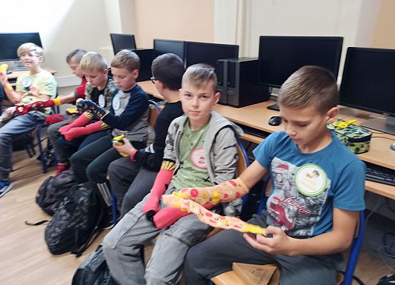 chłopcy rozpakowują prezenty