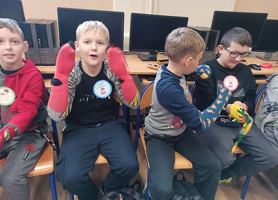 chłopcy ubierają skarpetki