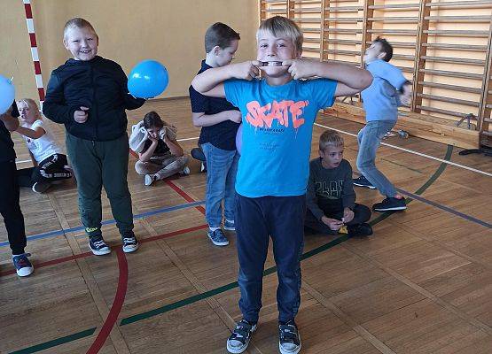 Jedna z zabaw na Dzień Chłopaka w klasach trzecich