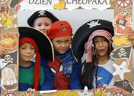 Nikodem Kierznikiewcz, Mikołaj Maziarz, Bartosz Bułka, Jan Jaroń świętują Dzień Chłopaka