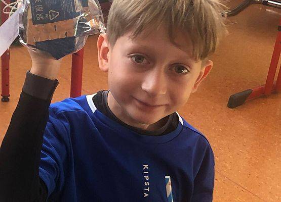 Stasiu Ramczyk z 2b z prezentem na Dzień Chłopaka