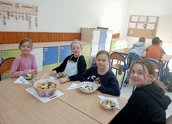 dziewczynki i ich sałatki owocowe