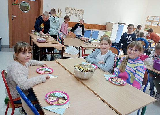 dziewczynki ze swoją sałatką owocową