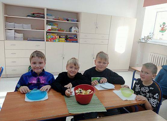 chłopcy ze swoją sałatką owocową