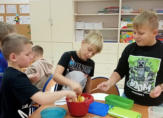 sałatki owocowe K.Elwart M Górgurewicz T. Kolano kl. 3a