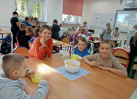 sałatka owocowa grupy chłopców z klasy 3a