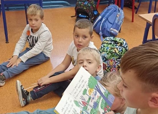 klasa 1b podczas wspólnego czytania