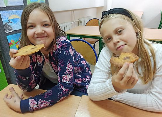Emilka i Wiktoria z ciasteczkami