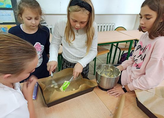 nakładamy ciasteczka na blachę