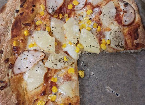 pizza gotowa i ukrojona