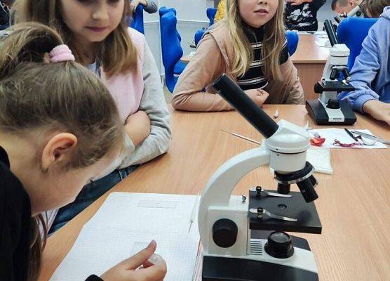 Uczennice podczas mikroskopowania