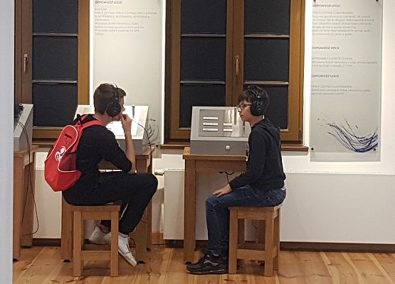 chłopcy obsługują radiostację