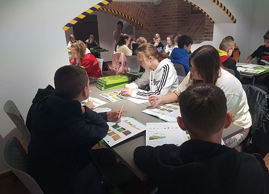 Dzieci korzystają z pakietu edukacyjnego