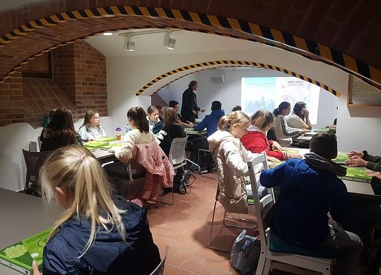 uczniowie podczas zajęć