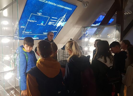 uczniowie słuchają opowieści o latarniach morskich