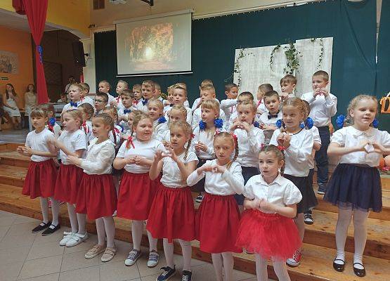 dzieci z klas pierwszych śpiewają piosenkę po angielsku