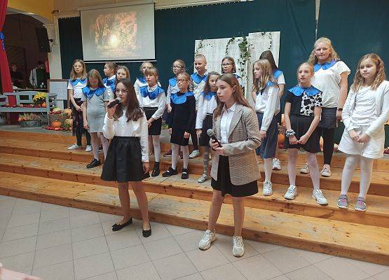 dziewczynki z klas 4-6 śpiewają piosenkę