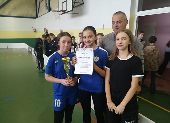 odbieranie dyplomu i pucharu