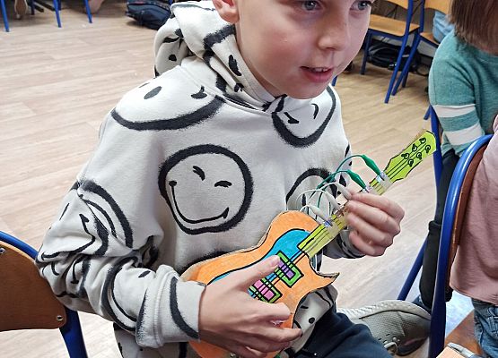 Bartek gra na gitarze