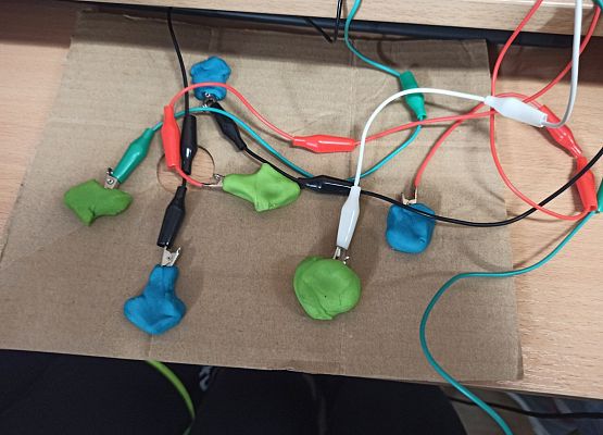 kontroler z ciastoliny i makey makey